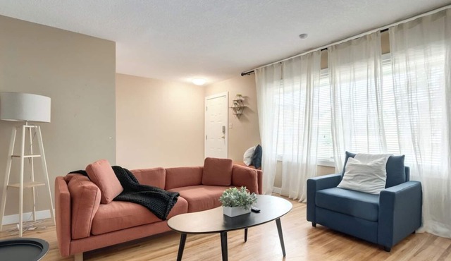 "Linen & Morley" 3 Bd W Huge Yard & 2 Living Rooms