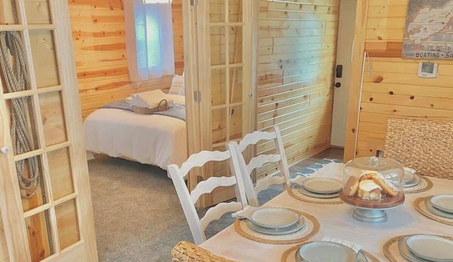 Little Red Cabin at Buckeye Lake|Hot Tub|Fireplace