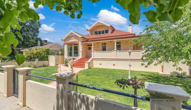 Llewoh on Crofton - stunning central Echuca heritage home with spa
