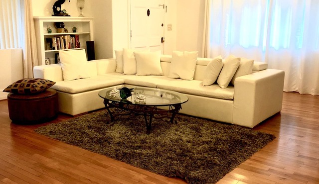 LOCATION! LOCATION! House near Hollywood Walk of Fame & tourist attractions!