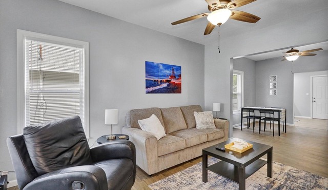 Love Michigan House | 2 bdrm | 10 Minutes to MSU