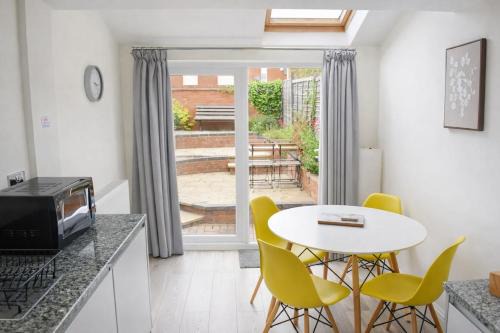 Lovely 2-bedroom cottage - free parking and dogs welcome