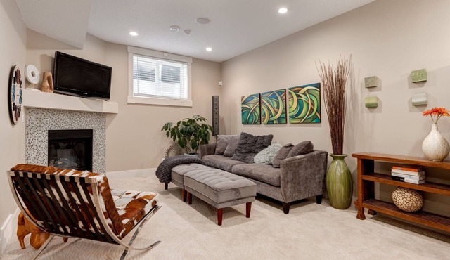 Lovely 2 BR Suite |Near Foothills Hospital & UofC