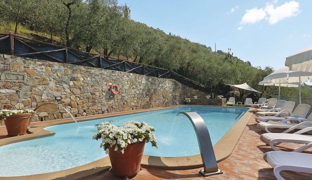 Lovely apartment in villa for 4 guests with WIFI, pool, TV, patio and pets allowed