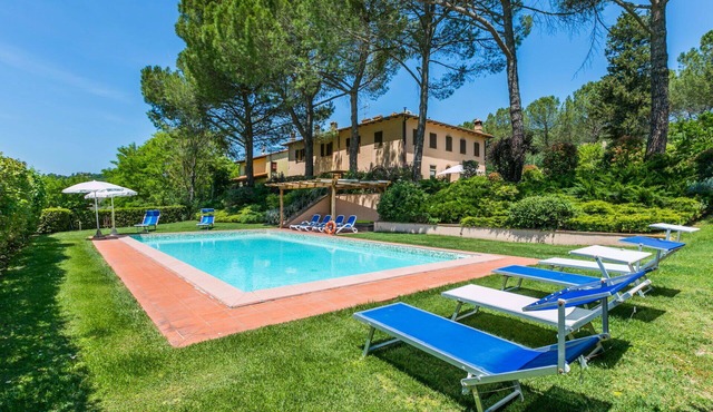 Lovely apartment in villa for 4 guests with WIFI, pool, TV, patio, pets allowed and panoramic view