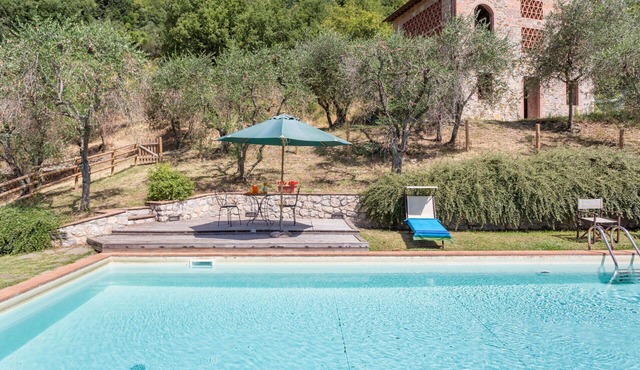 Lovely apartment in villa with WIFI, pool, TV, patio, pets allowed, panoramic view, close to Lucca