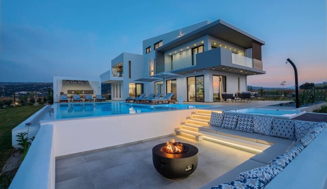 Lux Villa with Indoor & Outdoor Pool, BBQ and Gym