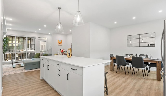 Luxe 3BR Townhome, 2 Garage, King Bed, Central Heating, Ski Access, Near Banff