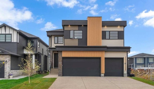 Luxe Elite Escape - spacious 8 bedrooms near Lake with AC and gym!