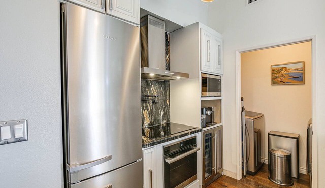 Luxe Long Beach Condo w/Pool: 1 Mi to Shoreline!