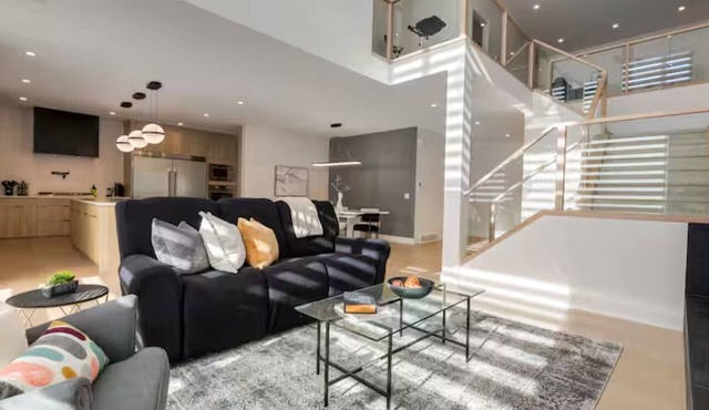 Luxuria Vibe & Vogue 5 Bedroom near Lake, with AC and gym!
