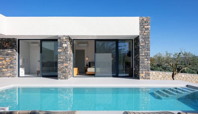 Luxurious villa with a large pool, 750m from the beach.