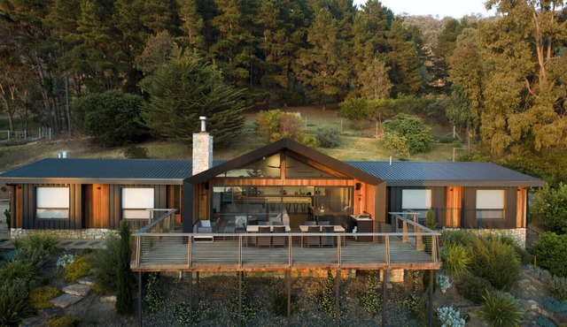 Luxury 3-BR home with breathtaking views of Lake Eildon and Mt Buller