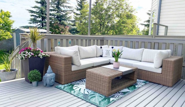 Luxury 4 Bed Home w/King Bed, Sauna & Fire Table. 45 mins to Rocky Mountains!