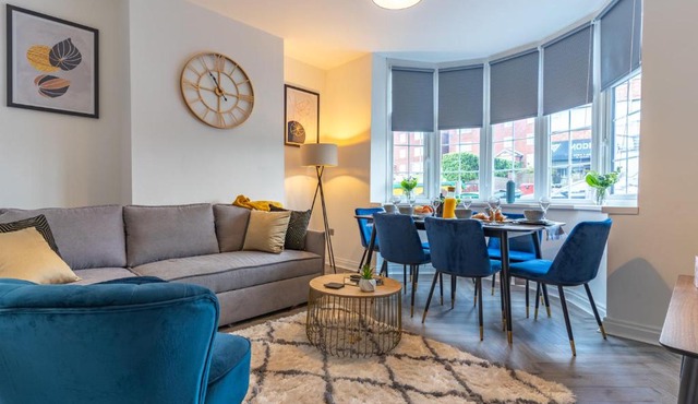 Luxury 4 Bed House Near Birmingham Sleeps 10 Free Parking Fast WiFi