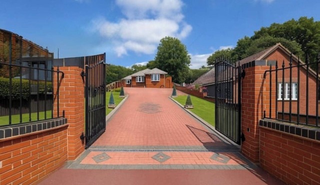 Luxury 5-bed Bungalow w/Hot Tub, Games & Parking