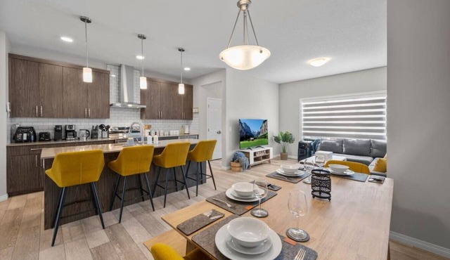 Luxury Home Mins to Airport | King Bed | 3BR