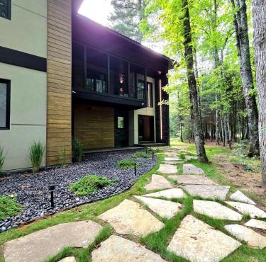 Luxury Lakefront 4 BDR, 10 Beds, 4 Bath