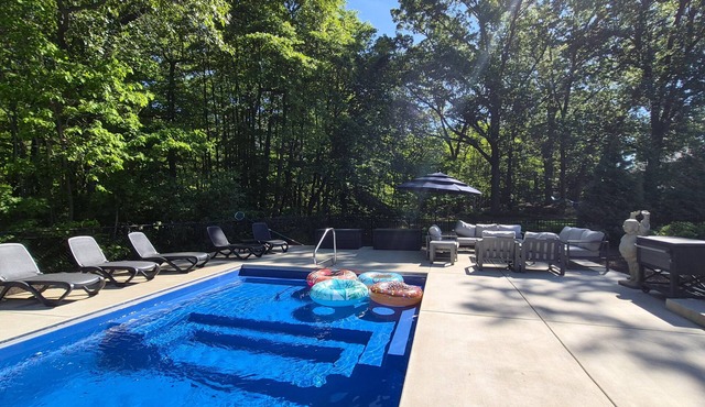 Luxury retreat w/heated pool minutes to Downtown New Buffalo