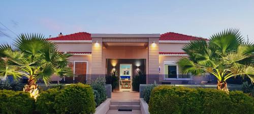 Luxury Villa Eva-Mari with jacuzzi, 50m from the beach