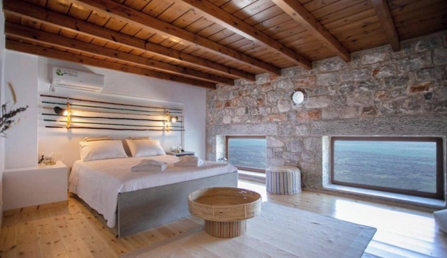Luxury villa in front of the sea for 8 people