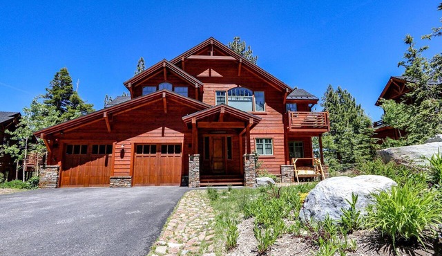 Majestic Mountain Escape: Elegant Home with Private Jacuzzi in Mammoth Lakes