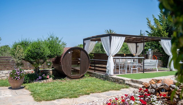 Maratho Villa, heated whirlpool, mini golf & more - Full privacy & 2 km to beach