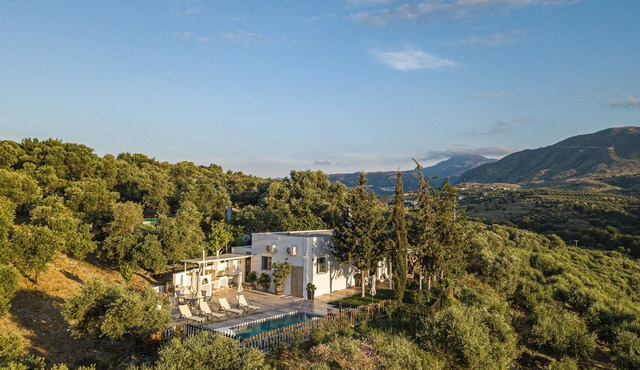 MariAndry Villa, Secluded Retreat with Pool & HotTub