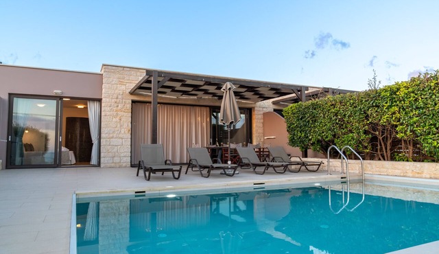 Mary 2, Waterfront villa,Private pool,Tavern