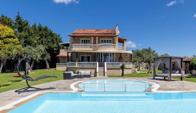 Maxim - Four Bedroom Villa, Sleeps 8