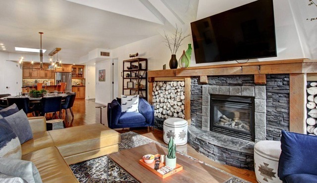 Mistaya Suite | Stylish Downtown Penthouse