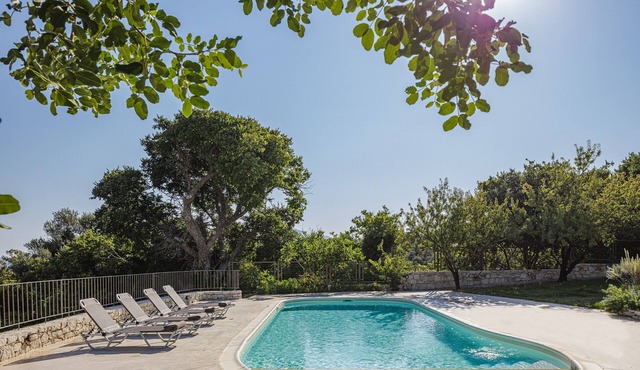Mithonies Villa, with Private Pool & BBQ, Walking distance to shops
