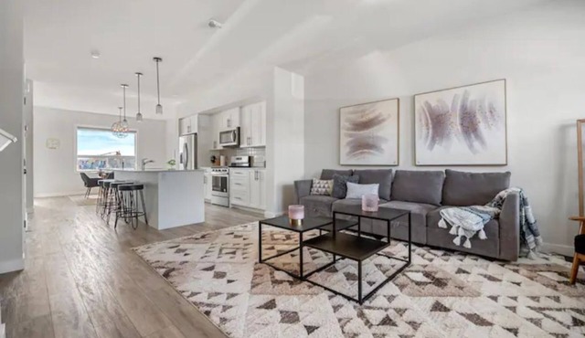 Modern 3Bed~Close to Spruce Meadows and Mountains