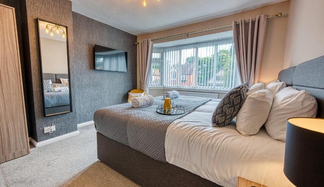 Modern 5 bed house In Solihull, Close to the NEC, Airport and Solihull Town - Parking