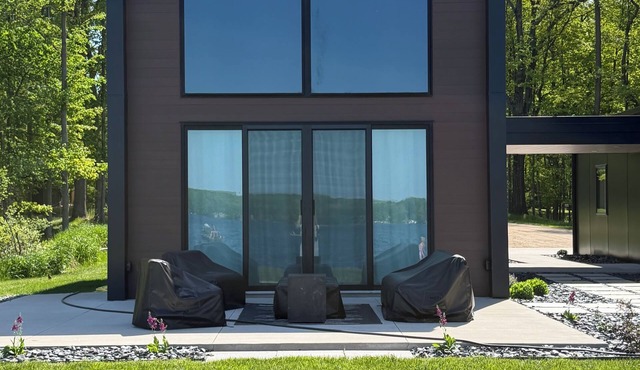 Modern Guesthouse on Townline Lake with access to private pickleball court.