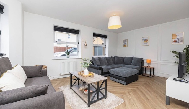 Modern Home | Parking | Families & Contractors