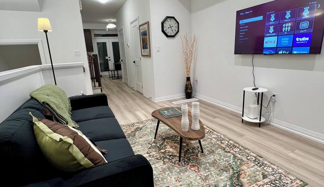 Modern Paris Townhome | Family-Friendly | Fast WiFi | Free Parking in Brant