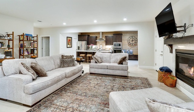 Modern Redding Home - 7 Mi to Sundial Bridge!