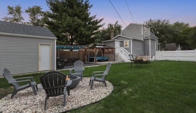 MODERN RETREAT-DOUBLE LOT W/PERGOLA-FIRE PIT-GAME ROOM-5 MIN TO BROOKFIELD ZOO