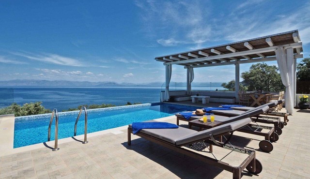 Modern Seafront Villa, A/C, Private Pool, Amazing Sea Views & Beautiful Sunrises - 60m from the Sea!