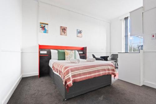 Modern Self-Contained Studio in Dudley with Parking close to Town Centre