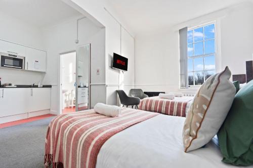 Modern Self-Contained Studio in Dudley Sleeps 2