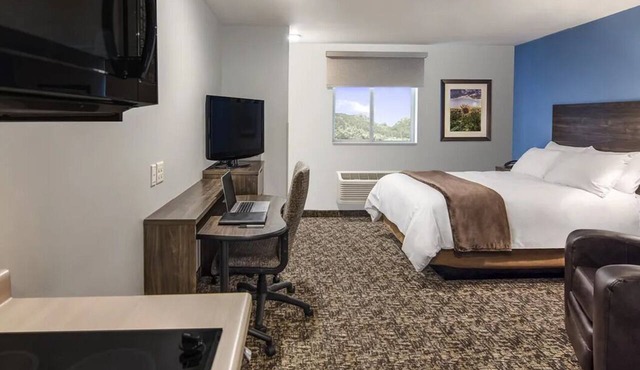 Modern Suite w/Kitchen – Experience Ultimate Comfort in Redding