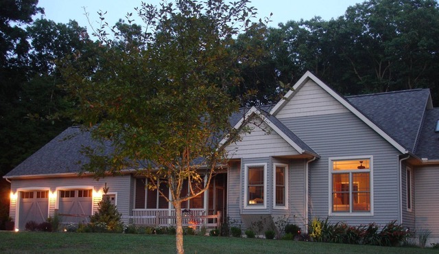 Modern Woodsy Cottage: 1/2 mile walk to the lake