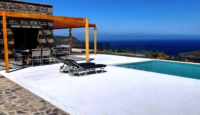 Mountain and Private Beach VILLA FALCON 2-8 pers.