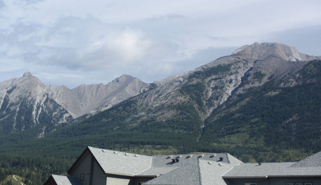 Mountain views, top floor, large deck, comfortable beds, AC
