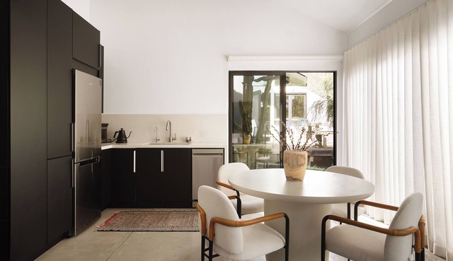 New! Luxe Home & Garden -Quiet, Safe, Private, Beautiful+Walk to Cafes & Beach!