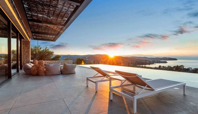 Newly constructed Luxurious Family Villa with Infinity Sunset & Tennis court!