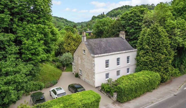 Newly refurbished grand Victorian residence in the Cotswolds sleeping up to 21 across 7 bedrooms, with woodfired hot tub and fire pit. Period elegance meets contemporary comfort in the wooded Toadsmoor Valley, perfect for groups and gatherings.