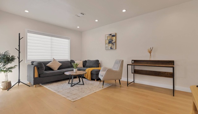 Newly updated Cozy 2-bedroom house in soothing Monrovia